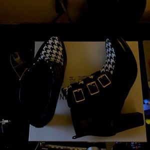 Brand is midnight velvet size 9 black and white